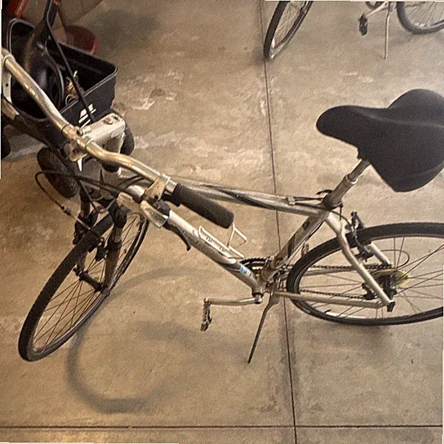 Trek 700 Hybrid Bike 700C 17.5in Silver Flat Bar Bottle Cage Kickstand