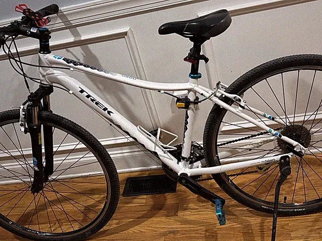 Trek Neko S 700c S White Fitness Bike Aluminum Frame Front Suspension V-Brake